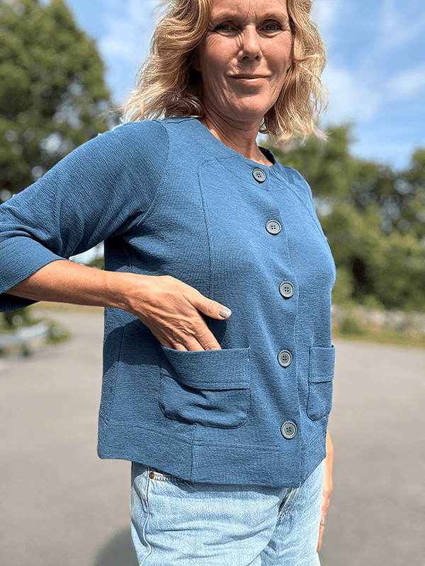 8028 Jakke Rund Hals, Denim Blue, Merino