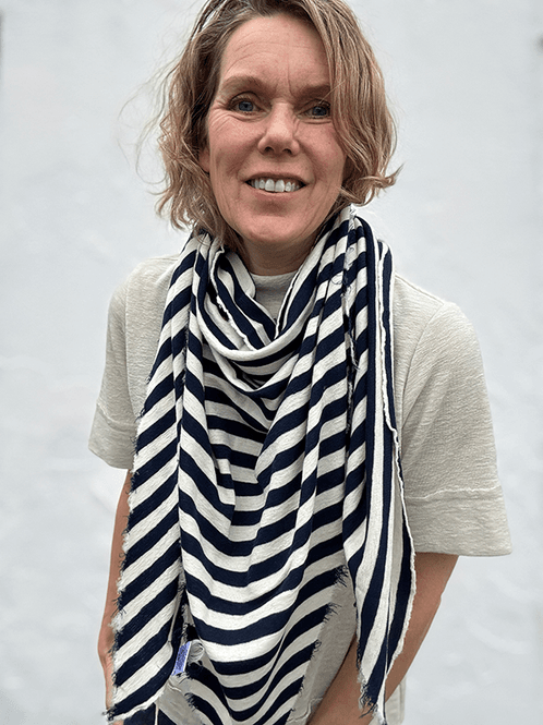 Hovedbilde 1023 TrekantSjal (L), Navy / Raw White, Merino