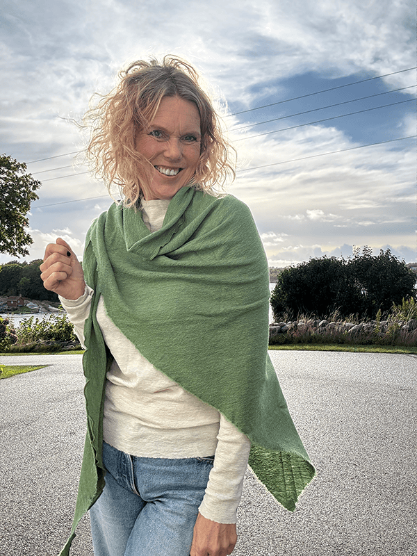 1063 Sjal Curling, Grasshopper Green Melange, Merino